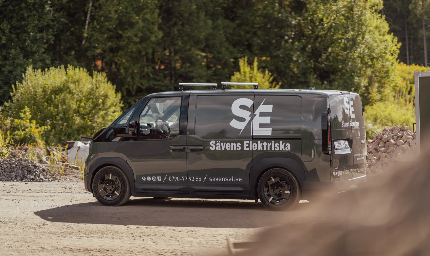 Sävens Elektriskas servicebil på en arbetsplats